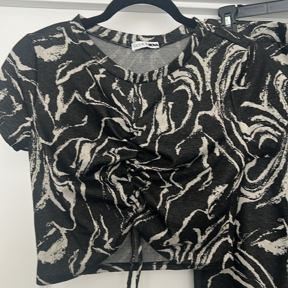 Printed black and white pant set, short sleeve, center ruching. flare pants